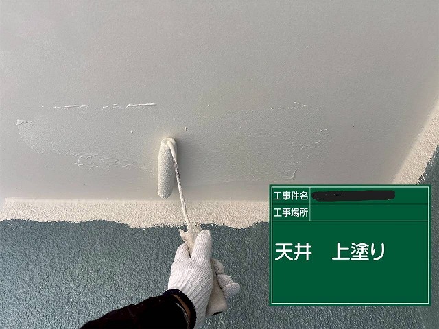 高砂市　軒天の上塗り作業